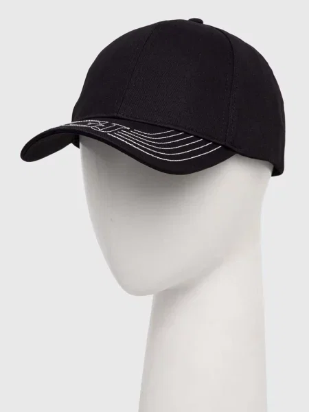 Шапка с козирка Guess с апликация черно
