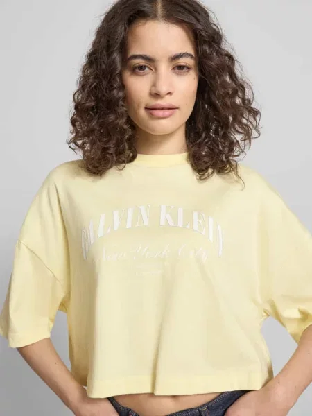 T-shirt o krótkim kroju z nadrukiem z logo Calvin Klein Jeans