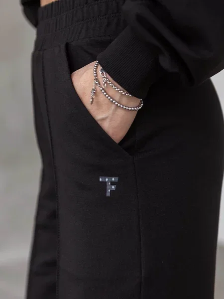 Женский костюм с брюками палаццо чорні