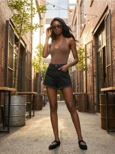 Боді з вирізом halter коричневий