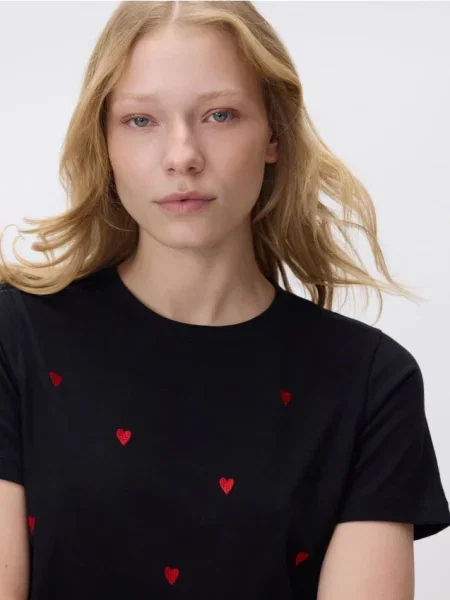 Tricou Reserved cu motiv cu inimi negru