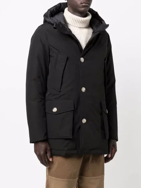 Kabát Woolrich z peří s kapucí černý