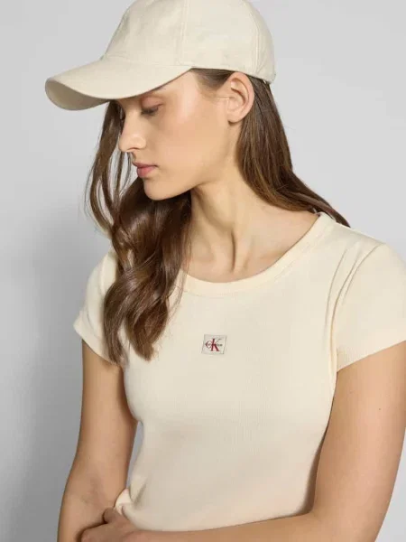 T-shirt krótki z prążkowaniem i naszywką z logo Calvin Klein Jeans biała