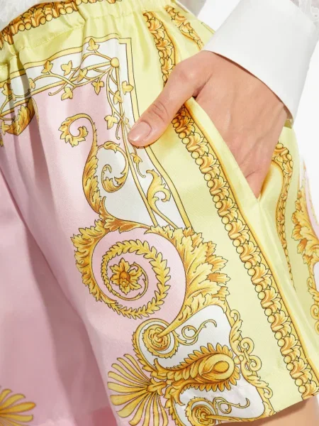 Pantaloni scurți Versace cu imagine roz
