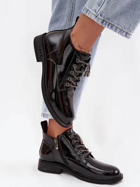 Kožené lakované kotníkové boty D&a