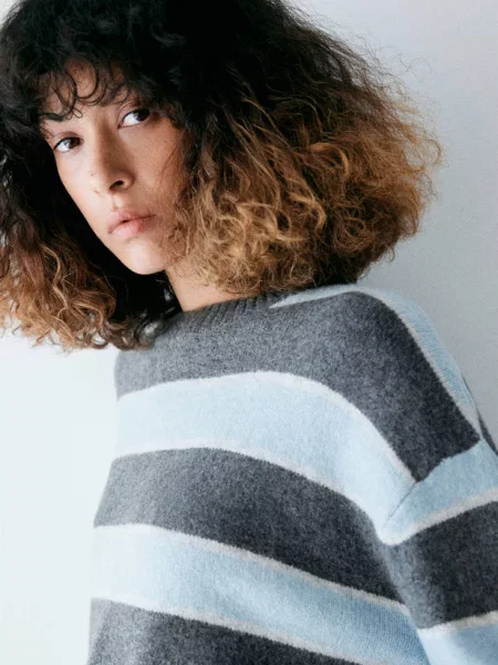 Sweter w pasy okrągły dekolt Kobieta L MANGO błękitny