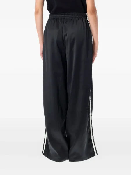 Pantaloni scurți Adidas zdrențuiți cu dungi din satin maro