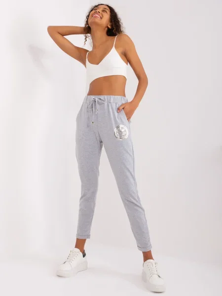 Pantaloni de trening Fashionhunters melange cu legături gri