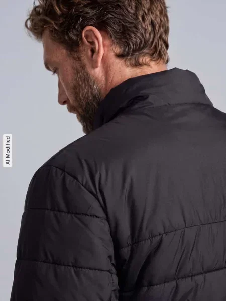 Kurtka pikowana o kroju regular fit z nadrukiem z logo Puma Performance czarna