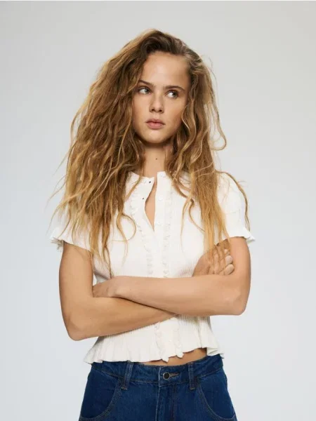 Reserved Sveter s krátkym rukávom krémová