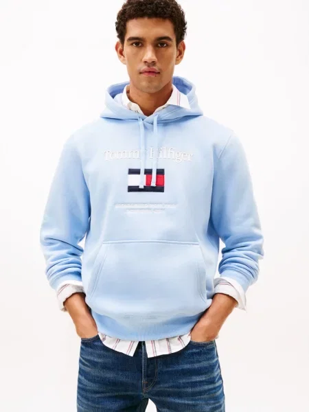 Tommy Hilfiger bluza z kapturem z aplikacją niebieski