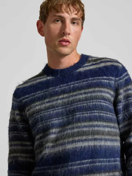 Sweter o kroju relaxed fit z okrągłym dekoltem kołnierz model AIDEN' Only & Sons niebieski