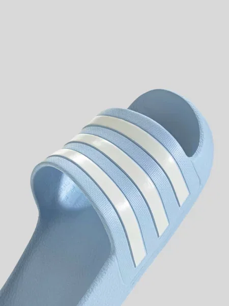 Klapki kąpielowe z tłoczonym logo Model ADILETTE AQUA' Adidas niebieskie