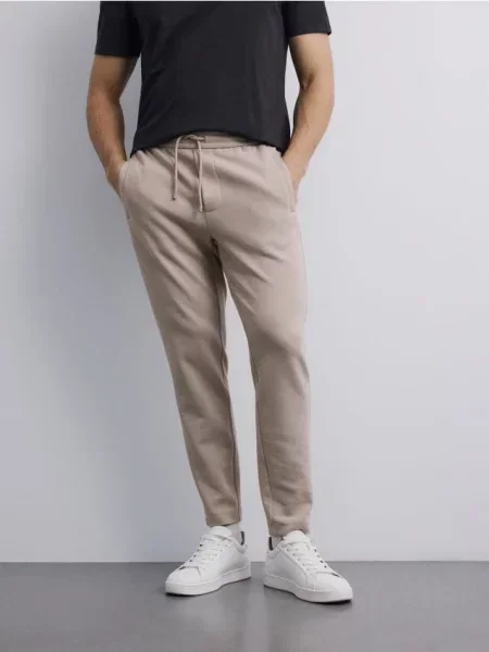 Reserved Pantaloni sport slim bej