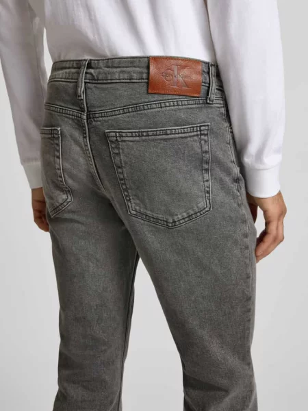 Jeansy o kroju slim fit z efektem znoszenia i detalem z logo Calvin Klein Jeans szare