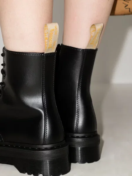 Kotníkové boty Dr. Martens na platformě černé