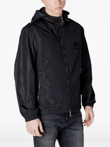 Bunda Armani Exchange s kapucí s autogramem černá