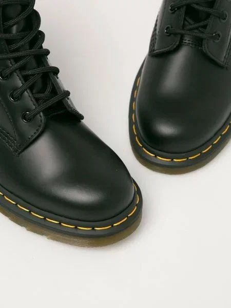 Botine Dr. Martens din piele cu toc plat negru