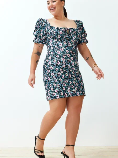 Sukienka mini Trendyol w kwiatki z rękawami balonowymi niebieska