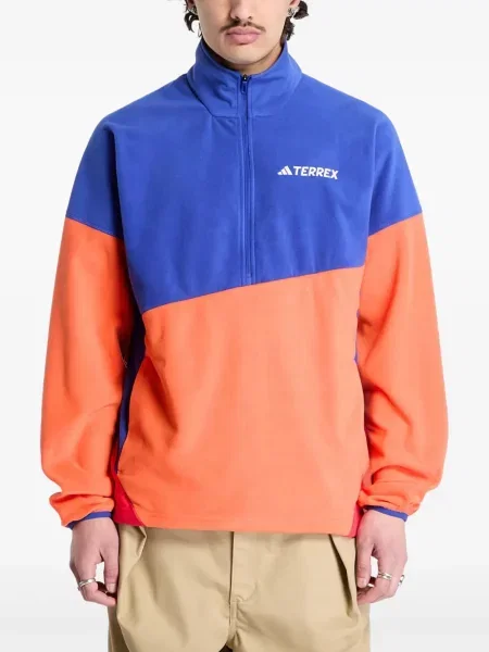 Pruhované tričko Adidas s autogramem s výstřihem do v černé