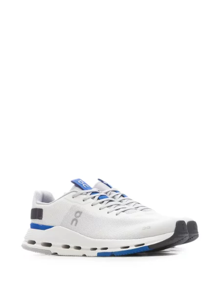 Sneakerși On alb