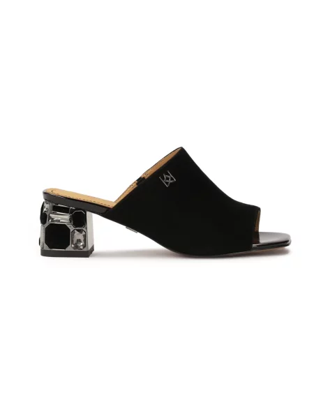 Klapki Kazar zamszowe z dżetami czarne