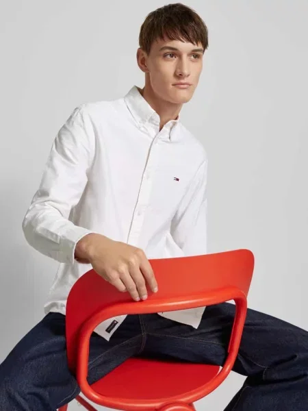 Koszula casualowa o kroju regular fit z wyhaftowanym logo model ‘OXFORD’ Tommy Jeans biała