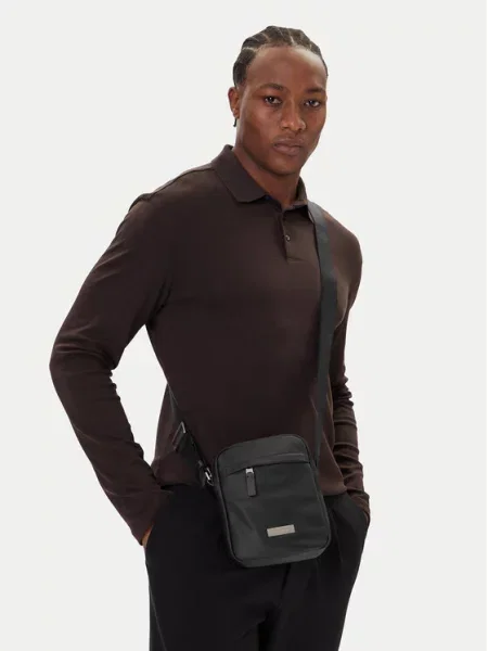 Calvin Klein Torbica za okrog pasu Sleek Reporter črna