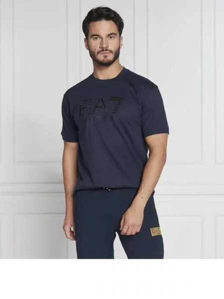 Tricou