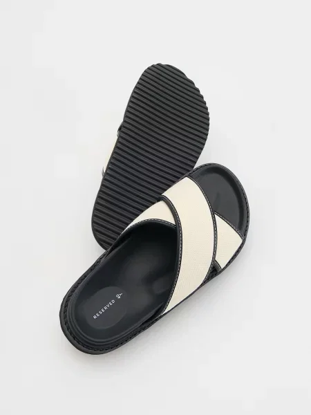 Тапочки Reserved с ремешками черные