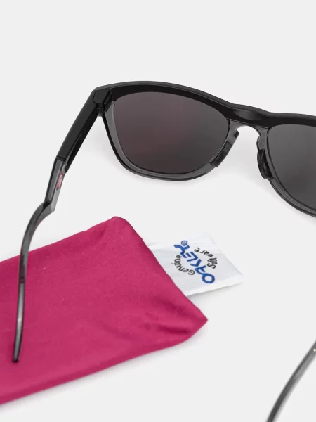 Солнцезащитные очки Oakley черные