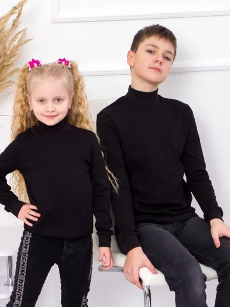 Гольф водолазка носи своє черная