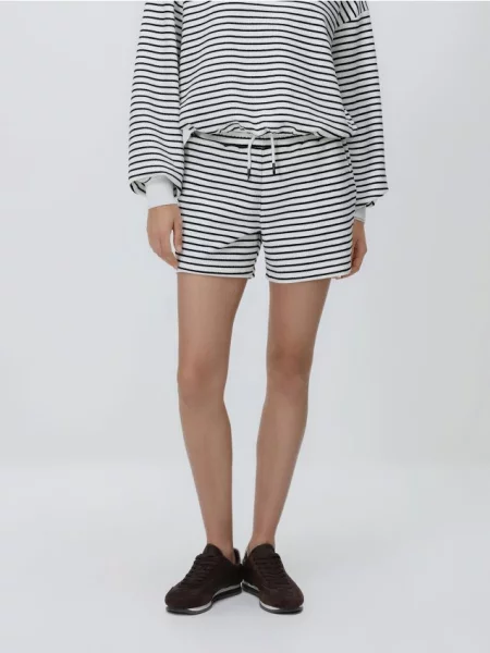 Reserved Pantaloni scurți în dungi multicolor