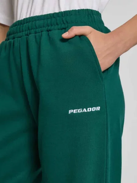 Spodnie dresowe o szerokim kroju z wyhaftowanym logo model ‘Anni’ Pegador