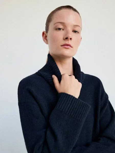 Sweter dzianinowy z golfem Kobieta S MANGO granatowy