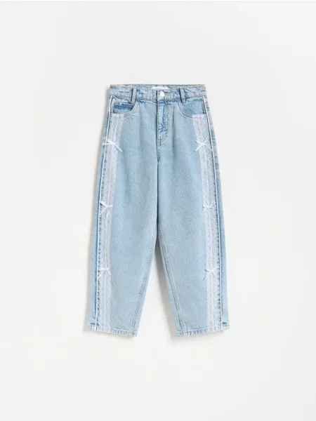 Reserved Jeansy baggy fit z koronkowym lampasem niebieski
