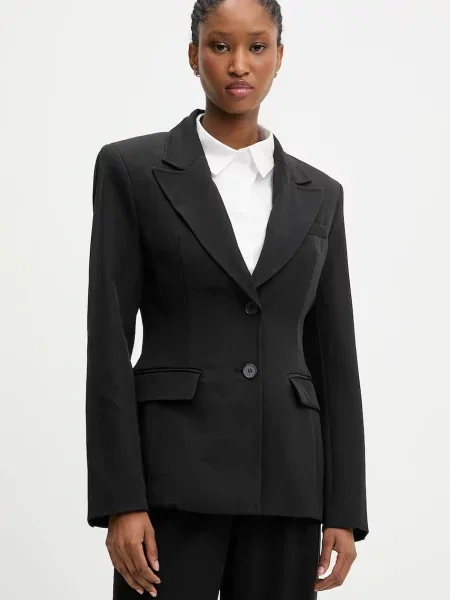 Answear.LAB sacou un singur rand de neted negru