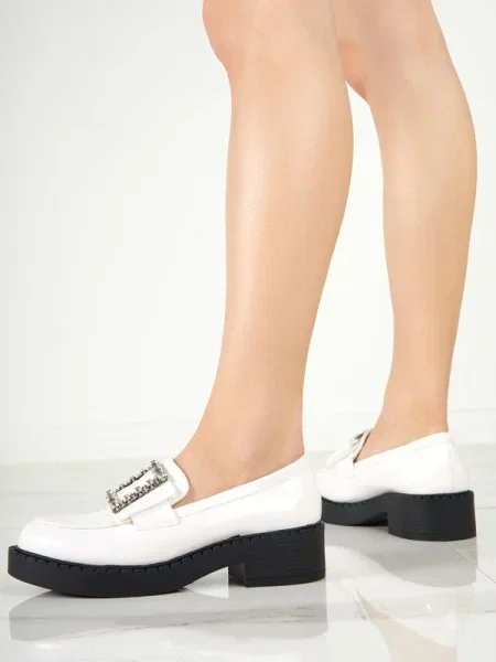 Мокасини Resti от лакирана кожа с катарама бяло