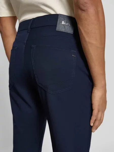 Spodnie materiałowe o kroju straight fit z designem Brax