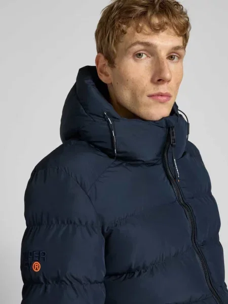 Kurtka z kapturem i bocznymi zapinanymi na błyskawiczny Superdry granatowa
