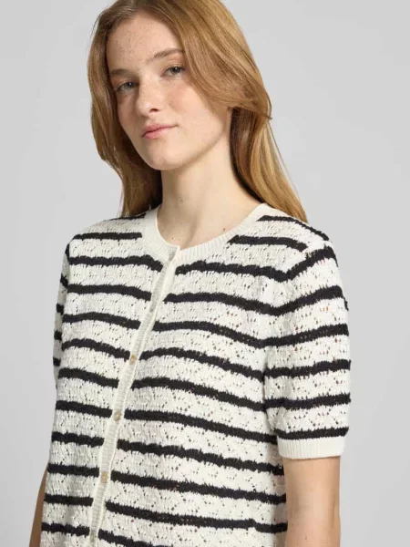 Kardigan w dzianinowej optyce krój slim fit Review biały