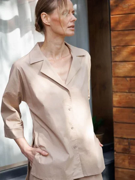 Легкая однотонная рубашка бежева