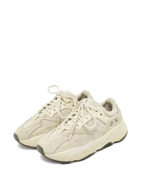 Sneakerși Adidas Yeezy din piele de căprioară