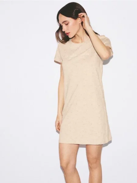 Reserved Cămașă de noapte cu text galben-pal galben