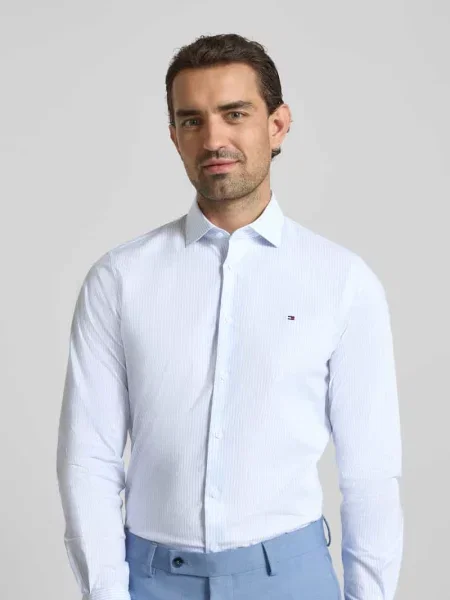 Koszula biznesowa o kroju tailored fit z mieszanki bawełny Tommy Hilfiger błękitna