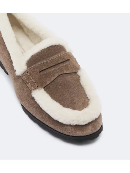 Pantofi loafer Veronica Beard din piele de căprioară bej