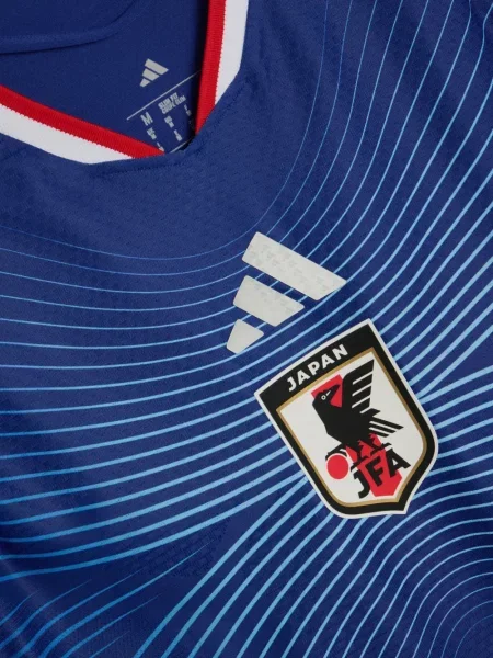 Pruhované tričko Adidas s výstřihem do v bílé
