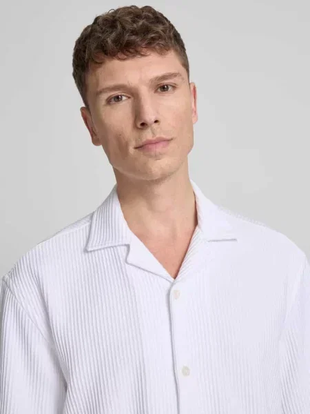 Koszula z krótkim rękawem o kroju relaxed fit z kołnierzykiem resort Boss biała