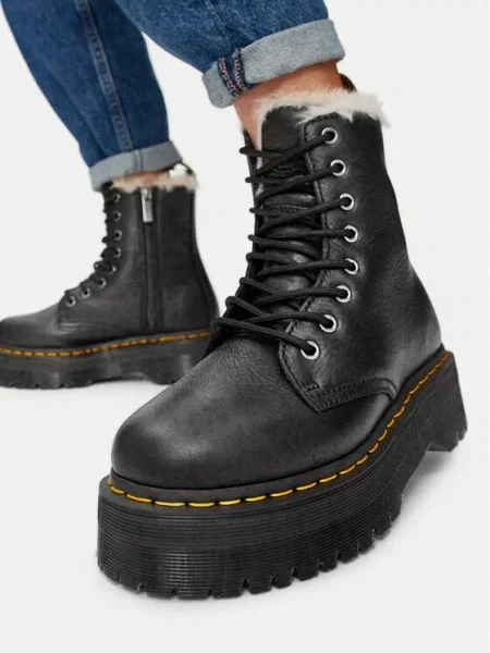 Ilgaauliai batai Dr. Martens juoda