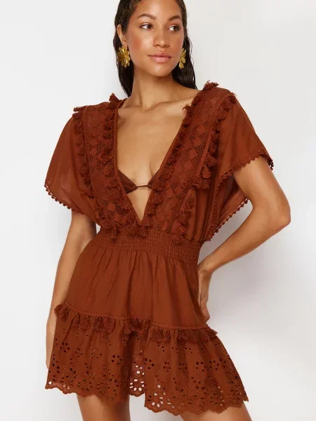 Haftowana sukienka mini Trendyol brązowa